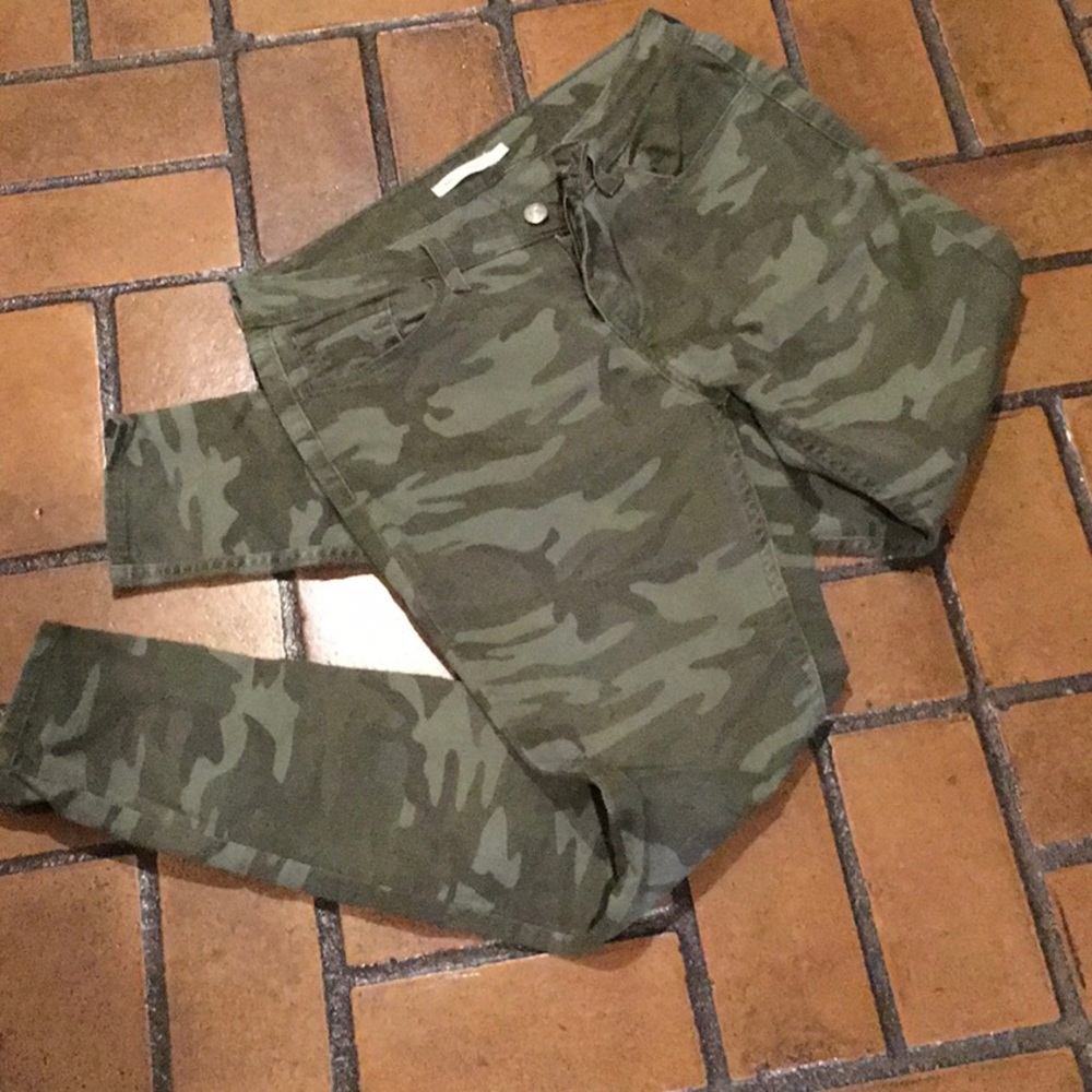 Levi’s 535 Super Skinny camo pants